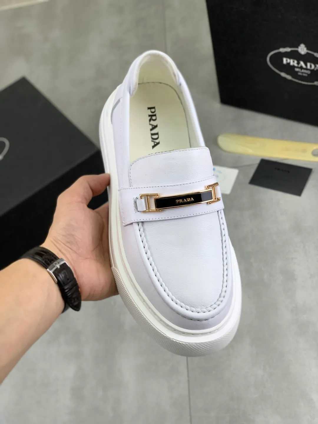 Men's men's shoes 💰P500 New PRADA Prada spring new casual leather shoes Original purchase, development and production Prada men's classic series, technical breathable fabrics with cowhide, casual sports shoes, casual shoes, sports dad shoes combine high-tech breathable materials and cowhide, P family exclusive button decoration on the side. The outsole is full of P italic design and bright colors to show vitality and continue the brand design inspiration. Stroll around the city lightly and feel free and comfortable. Delivered in exquisite packaging 🛍📦 ▪️Material: original customized calfskin with breathable material ▪️Inner lining: cowhide lining ➕cowhide feet ▪️Outsole: open-molded TPU foam material ▪️Sole thickness: 3.5CM ▪️Size: Men's 38-44 (45 can be customized) 4️⃣ colors available